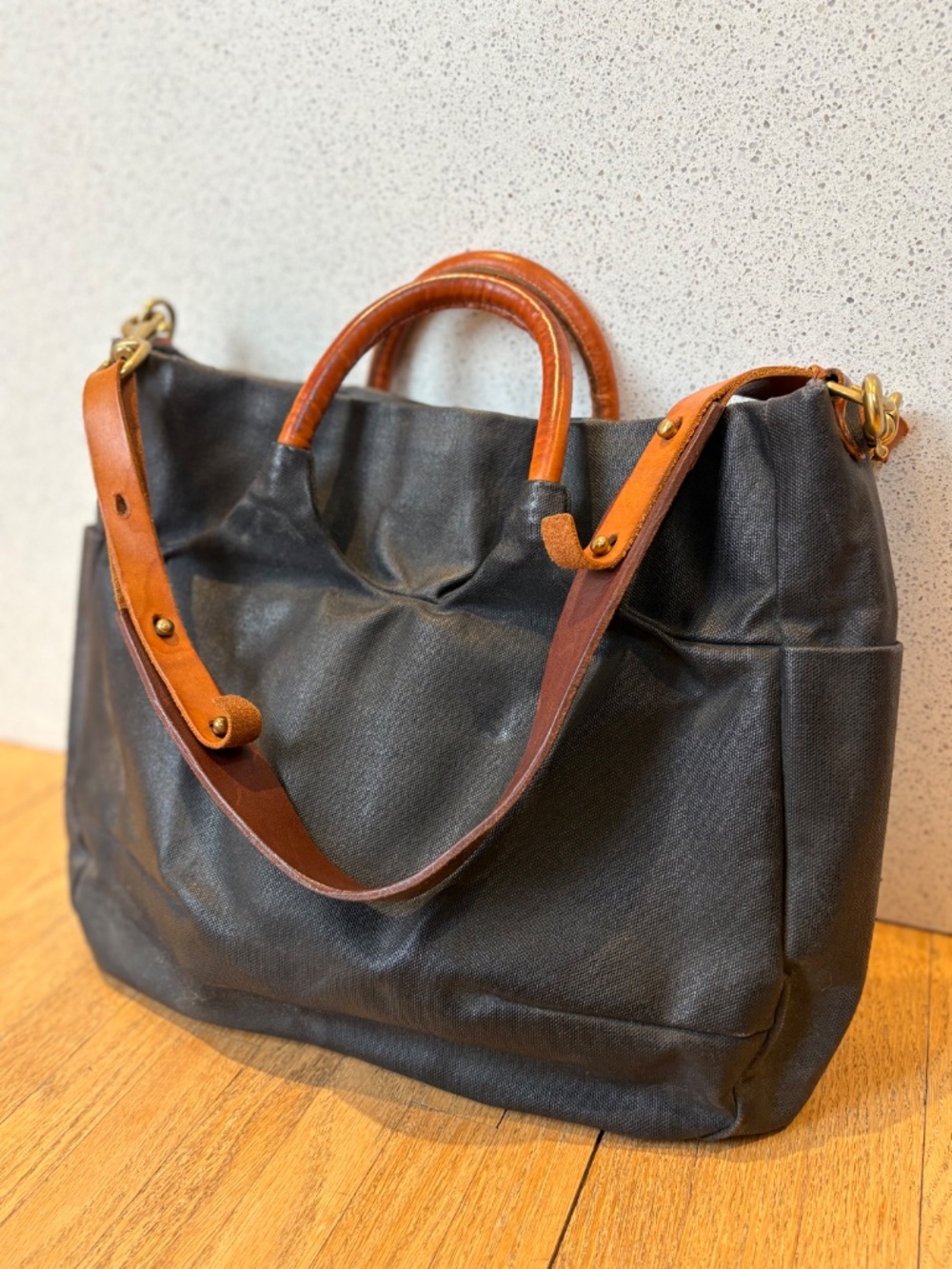 Hoi Bo Waxed Canvas Carry Bag - black/tan